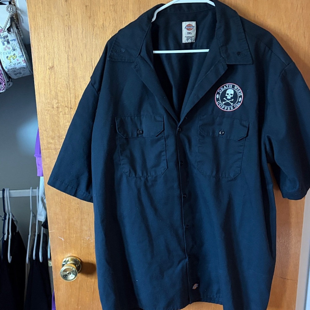 💕3/$25💕Dickies Black Short-Sleeve Work Shirt with Skull Patch